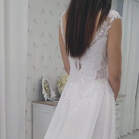 Wedding dress - Picture 2 of 4